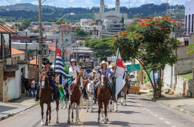 Desfile de Cavaleiros e Queima do Alho anunciam chegada da 60ª Festa da Uva de Vinhedo